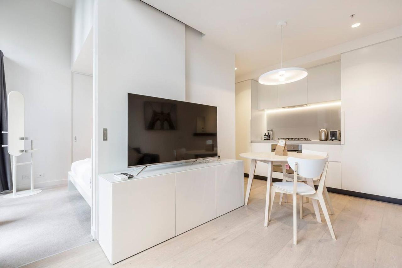 Apartment Sky-high Luxury With Huge Deck And Shared Pool *
