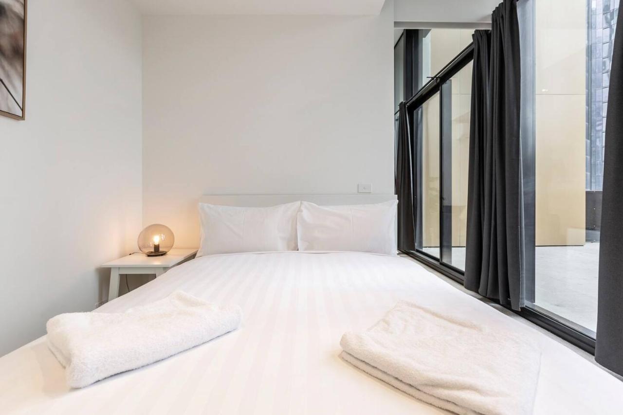 Sky-high Luxury With Huge Deck And Shared Pool Apartment *