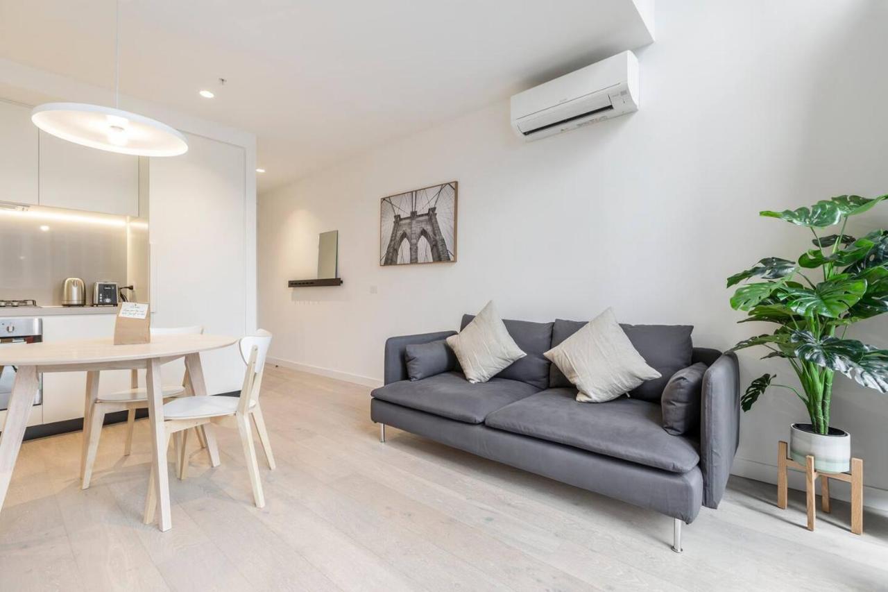 Apartment Sky-high Luxury With Huge Deck And Shared Pool