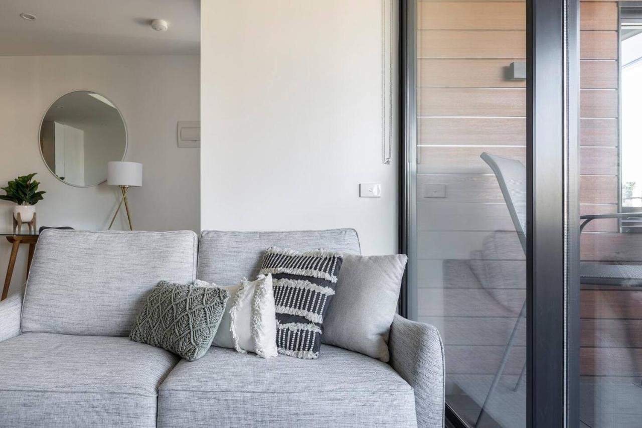 Apartment Stunning Modern Style With A Gym, Pool And