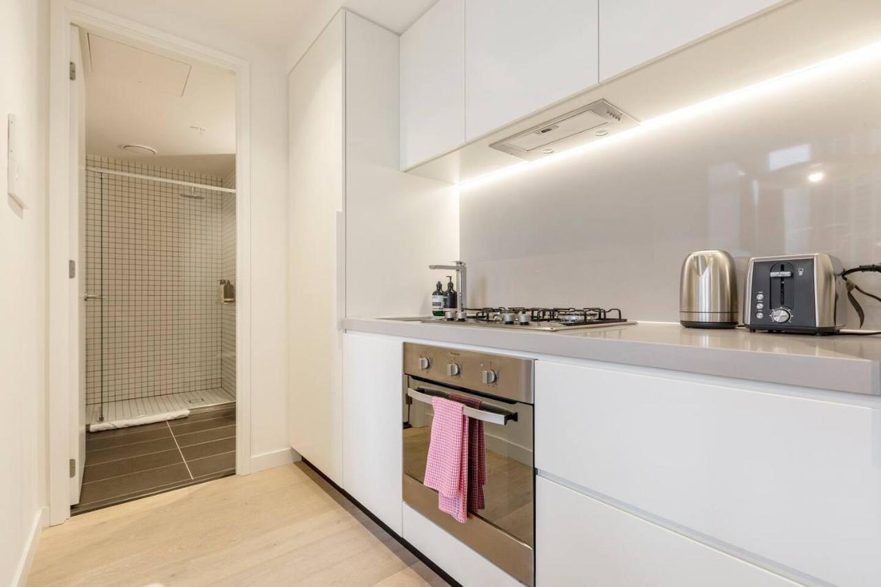 Apartment Sky-high Luxury With Huge Deck And Shared Pool