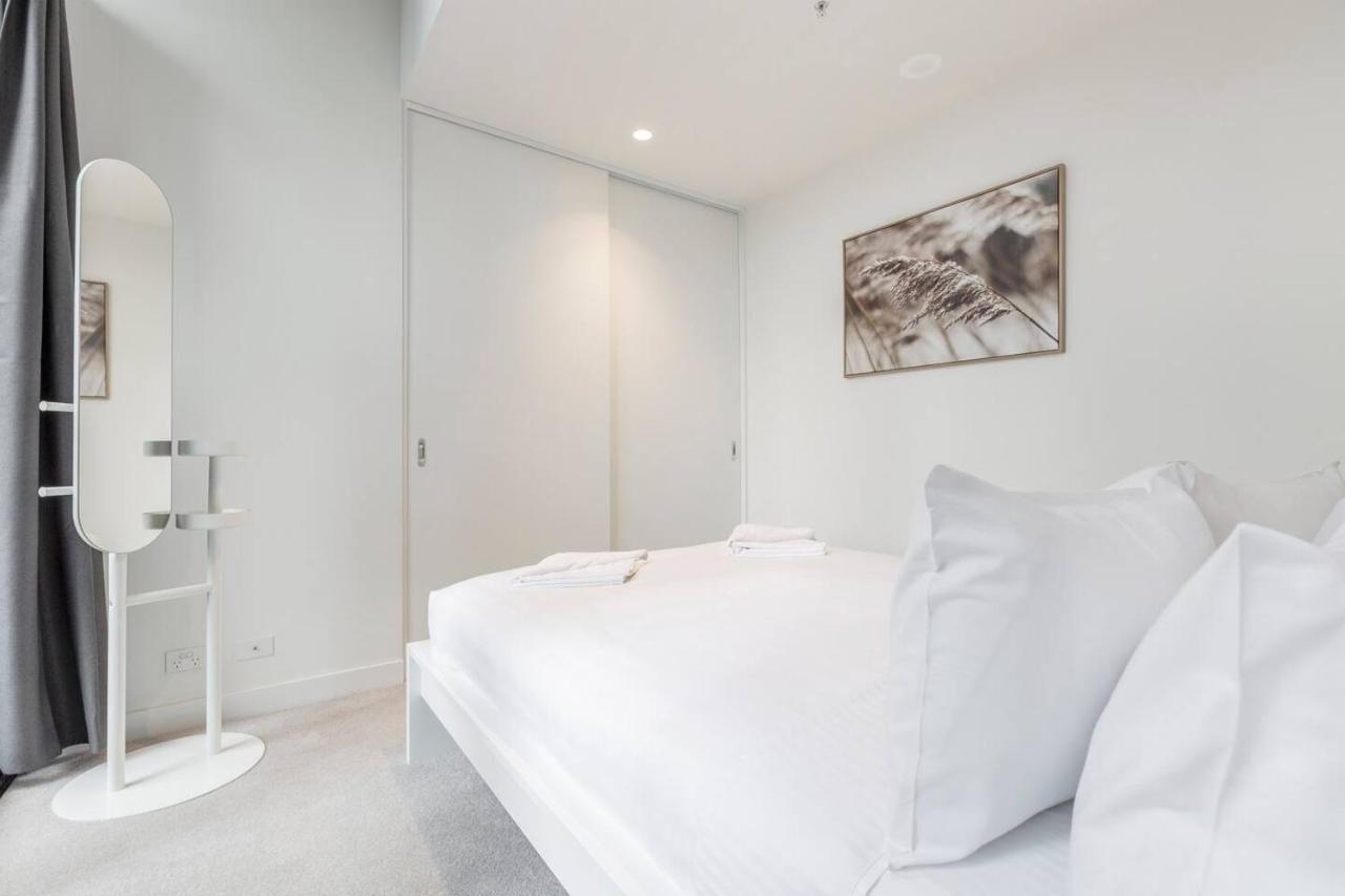 Sky-high Luxury With Huge Deck And Shared Pool Apartment Melbourne