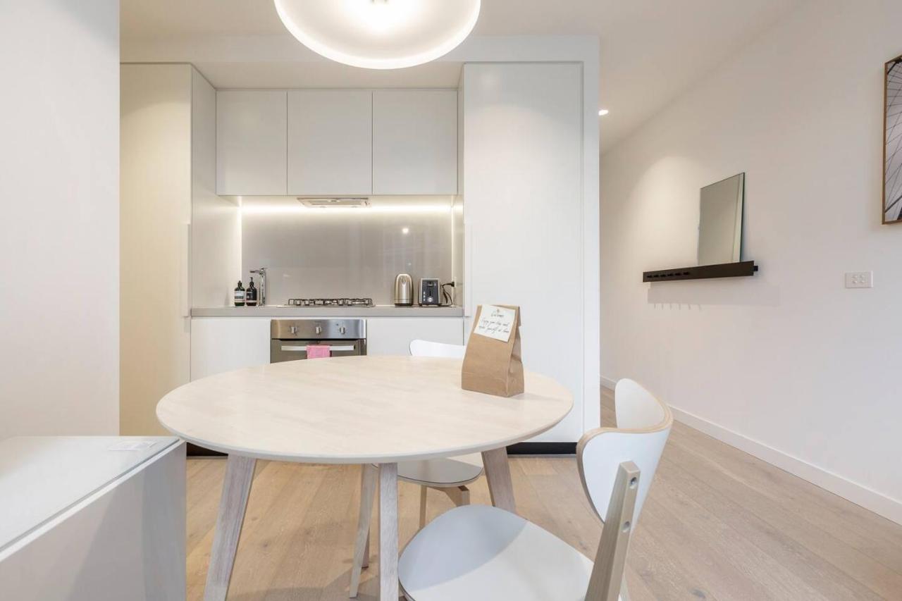 Sky-high Luxury With Huge Deck And Shared Pool Apartment