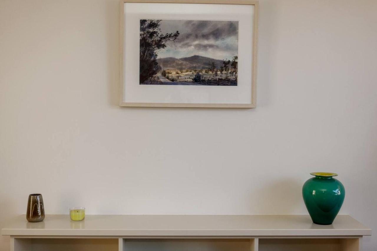 Northcote Charm Spacious And Quiet Suburban Apartment