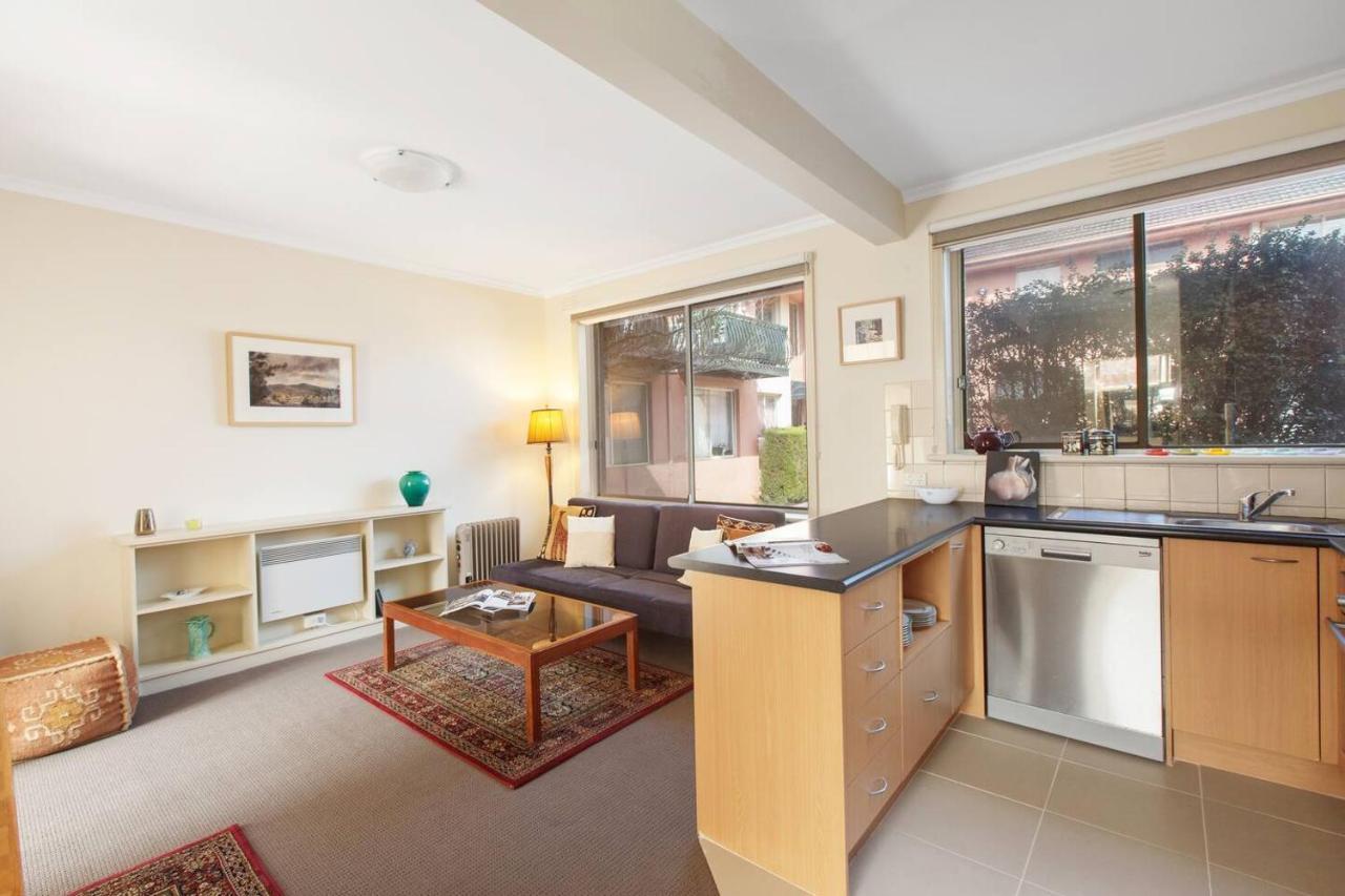 Northcote Charm Spacious And Quiet Suburban Apartment