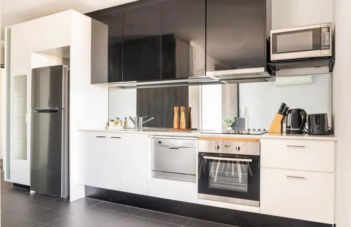 Spacious In The Cbd Apartment Melbourne