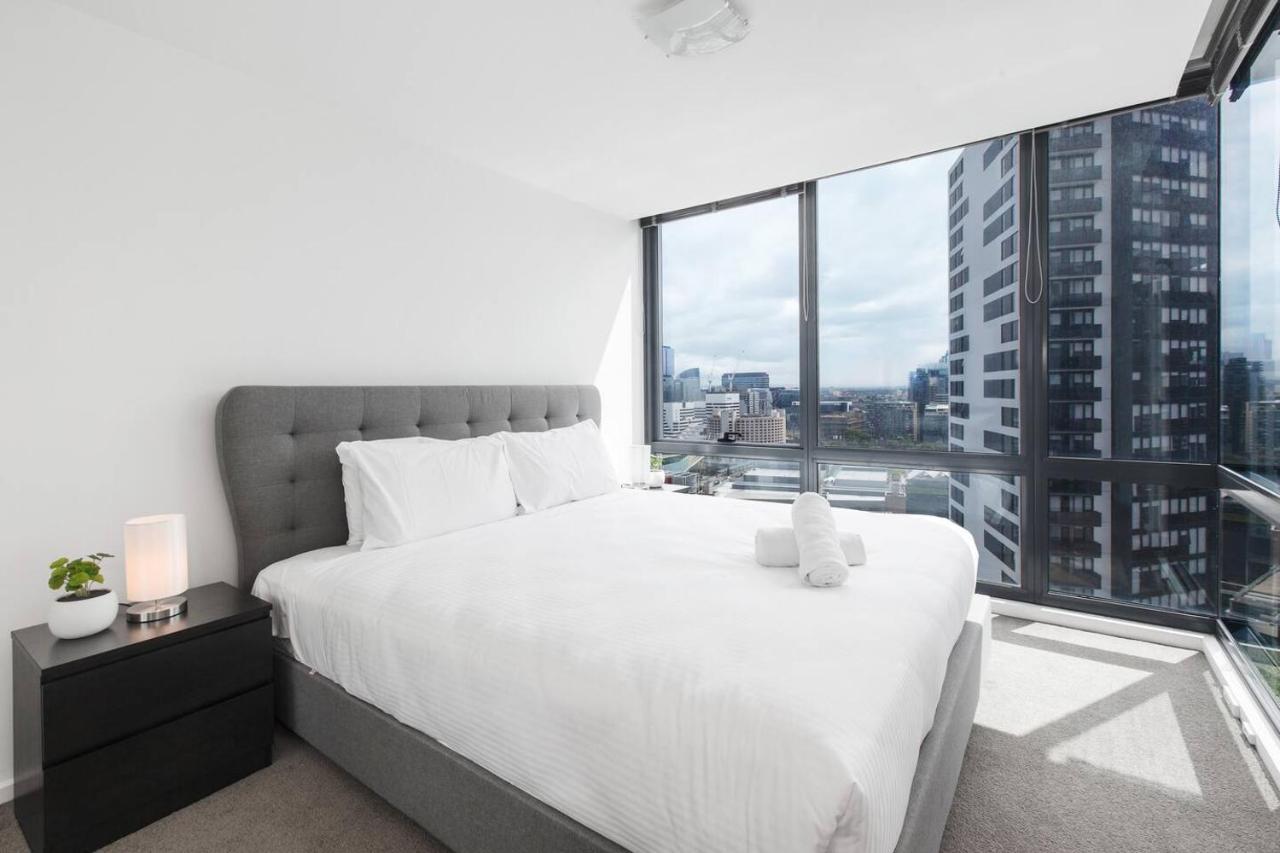 Stunning Sky-high Urban Pad At Southbank