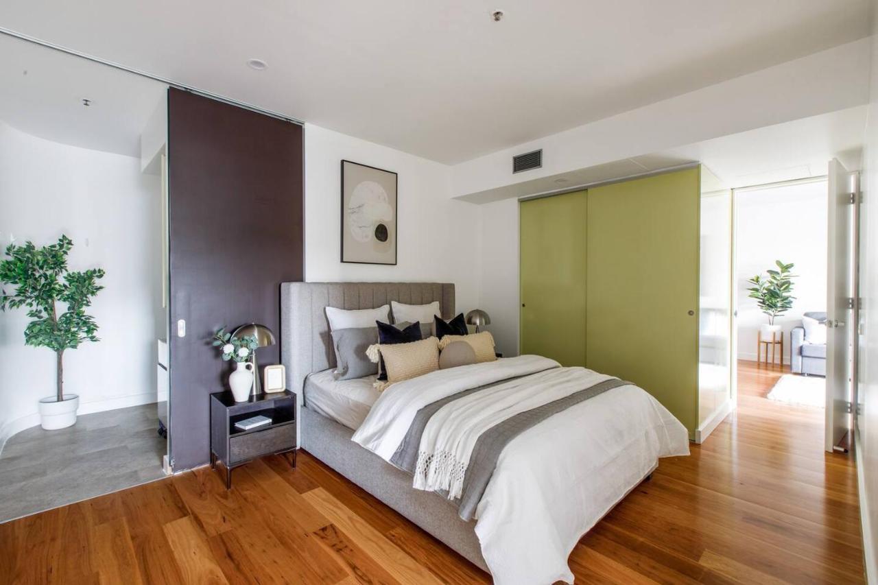 Apartment Living Made Easy On Swanston St With Parking Melbourne