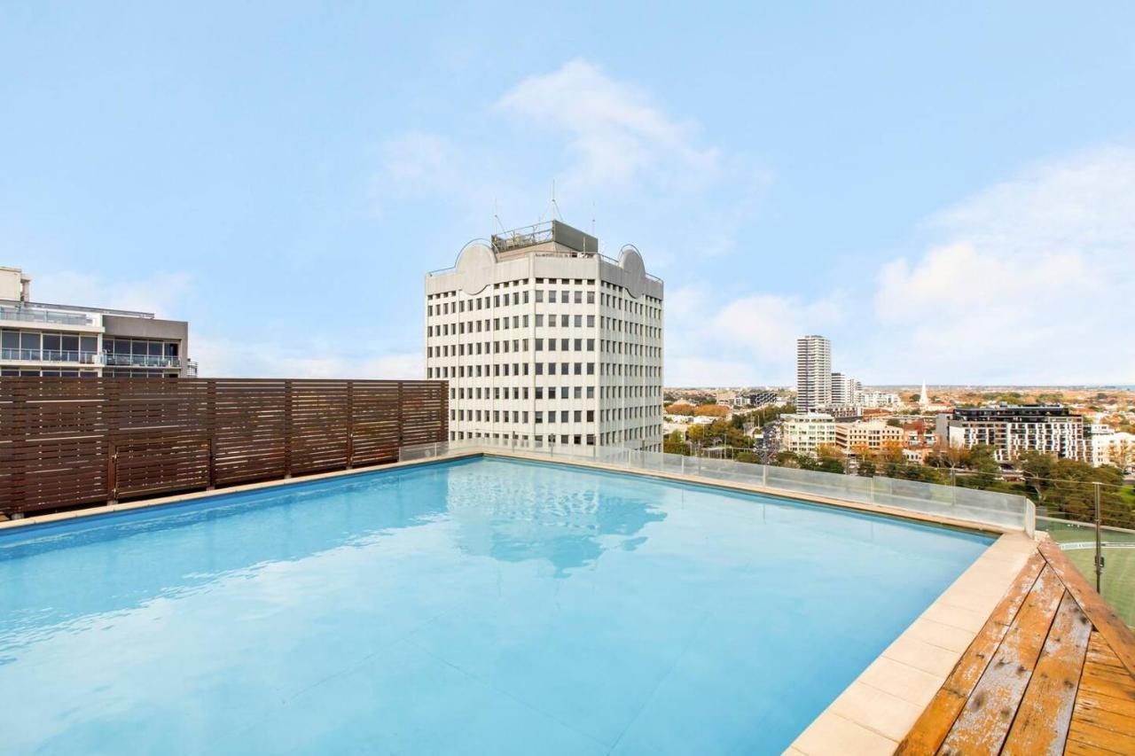Digital Nomad Dreaming Across From Park Apartment Melbourne
