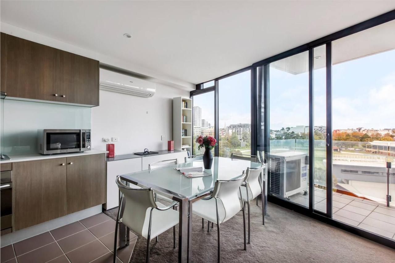 Apartment Digital Nomad Dreaming Across From Park Melbourne