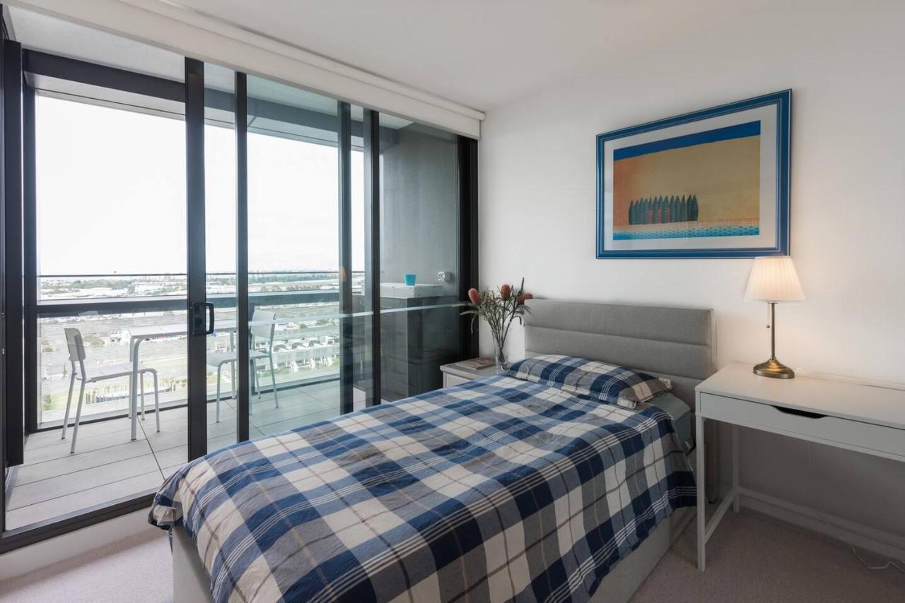 Apartment Elevated Waterfront With Indoor Pool And Views