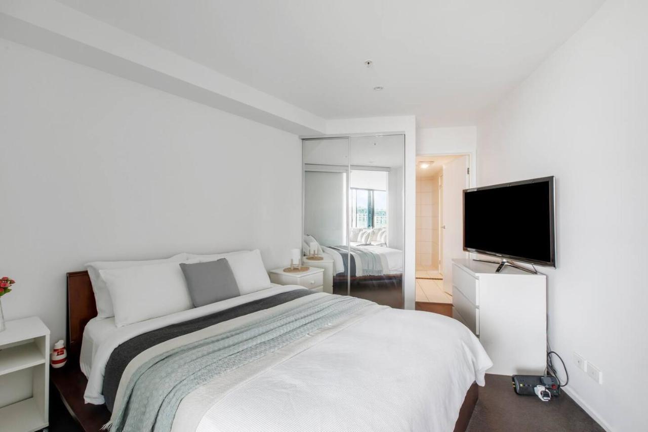 Digital Nomad Dreaming Across From Park * Melbourne