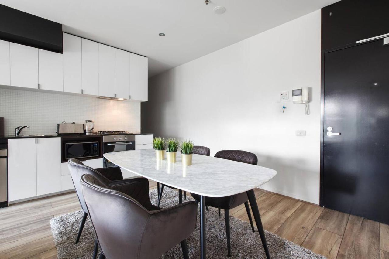 Experience The Buzzing Swanston Locale From Qv Apartment *