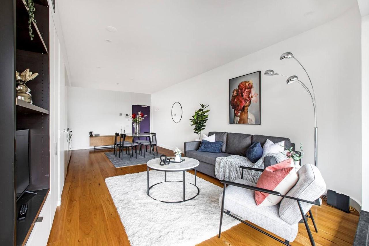 Living Made Easy On Swanston St With Parking Apartment Melbourne