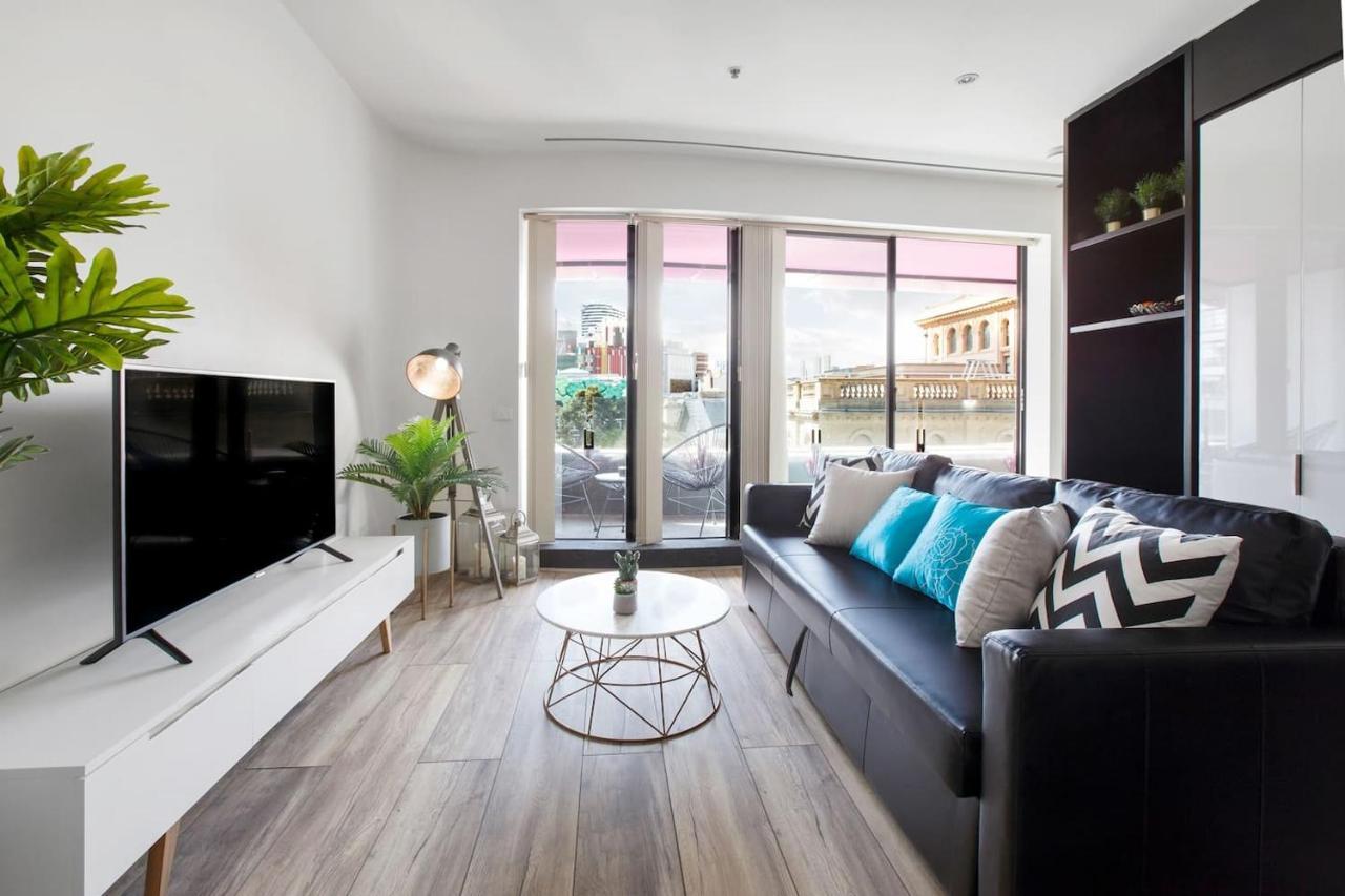 Experience The Buzzing Swanston Locale From Qv Apartment