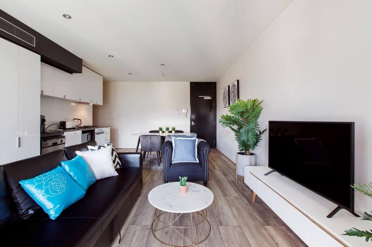Experience The Buzzing Swanston Locale From Qv Apartment *