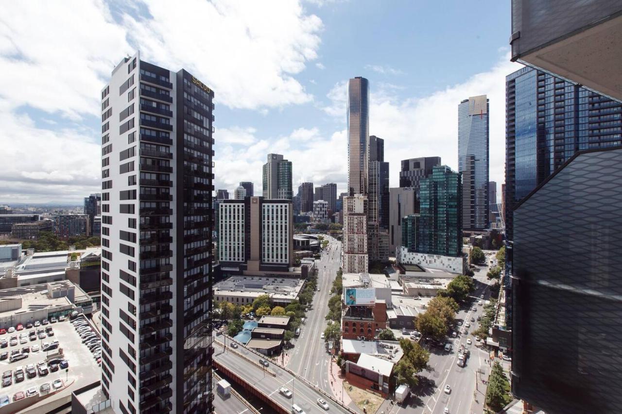 Stunning Sky-high Urban Pad At Southbank *