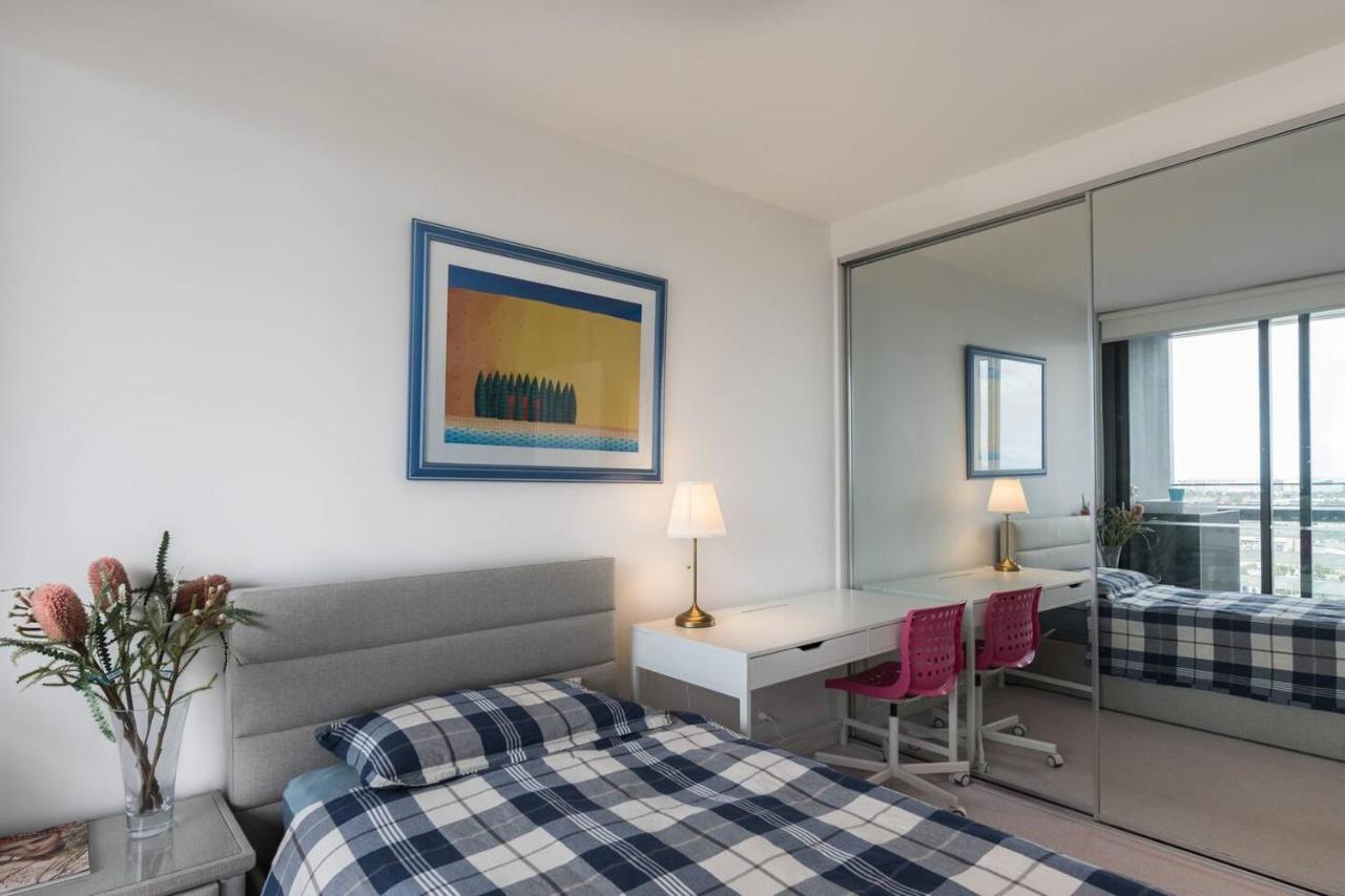 Elevated Waterfront With Indoor Pool And Views Apartment *
