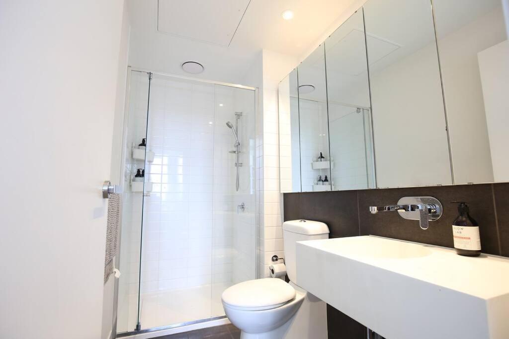 Great Location 2b2b Free Parking Apartment Melbourne