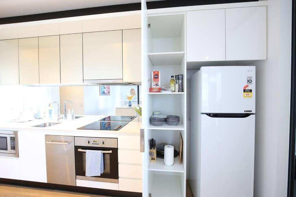 Great Location 2b2b Free Parking Apartment Melbourne
