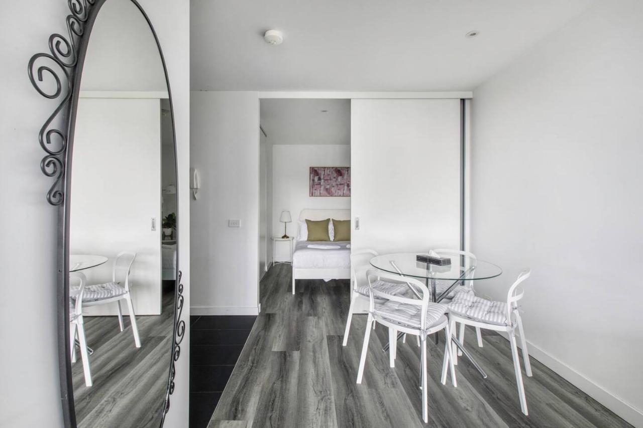 Aura Off Flinders Lane - A Centre Balcony Abode Apartment *