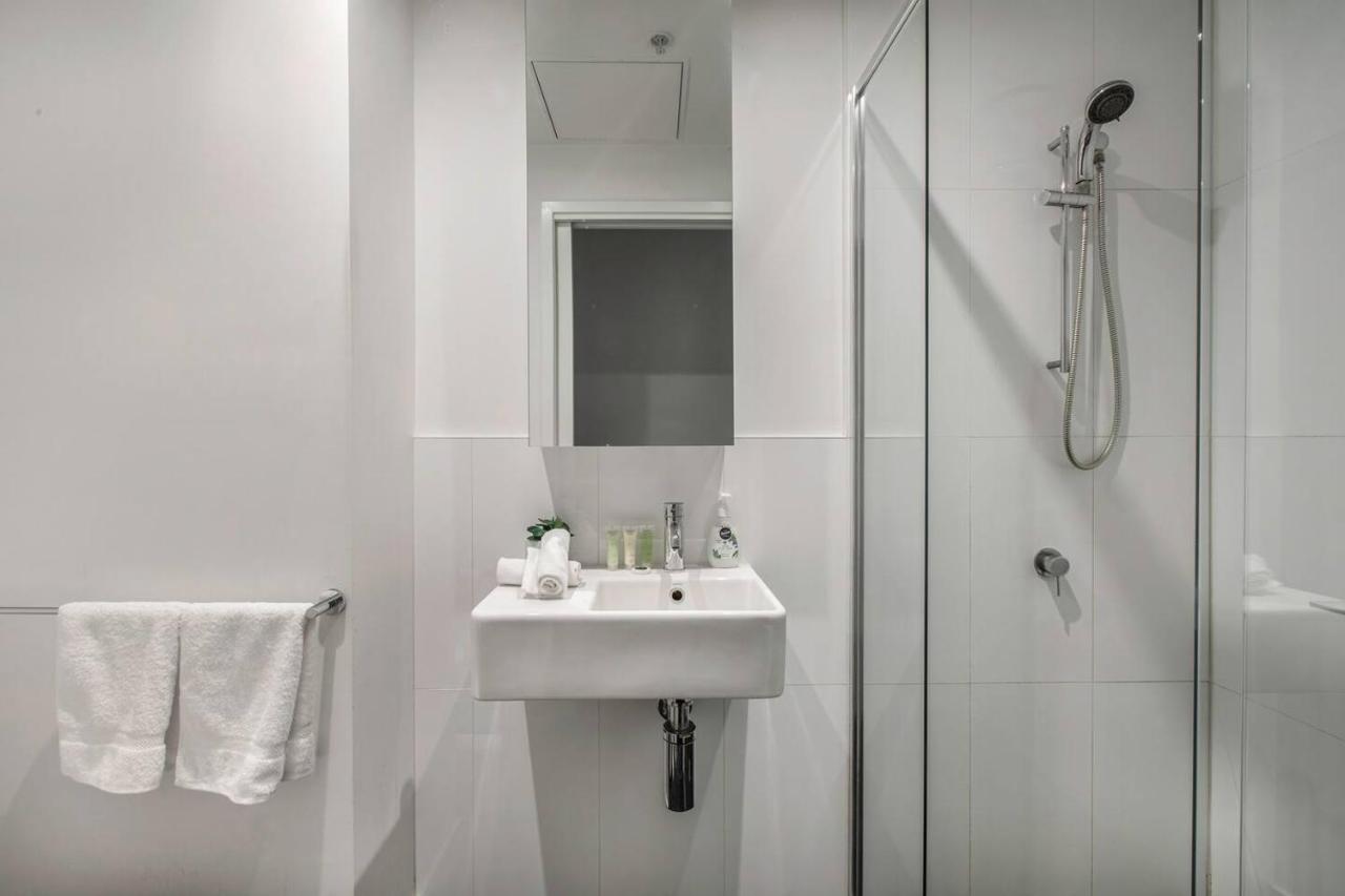 Aura Off Flinders Lane - A Centre Balcony Abode Apartment *