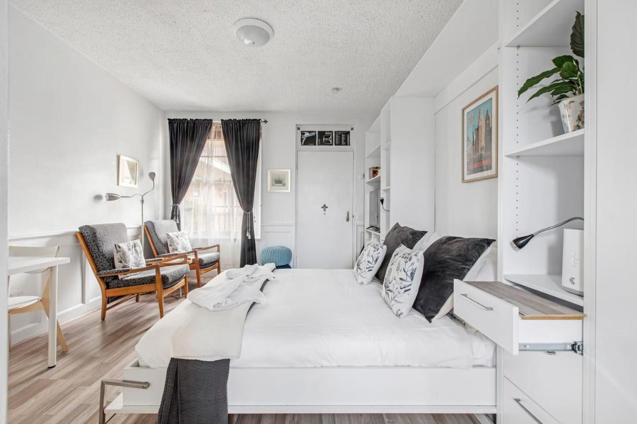 The Little Royal - A Carlton Gardens Apartment *