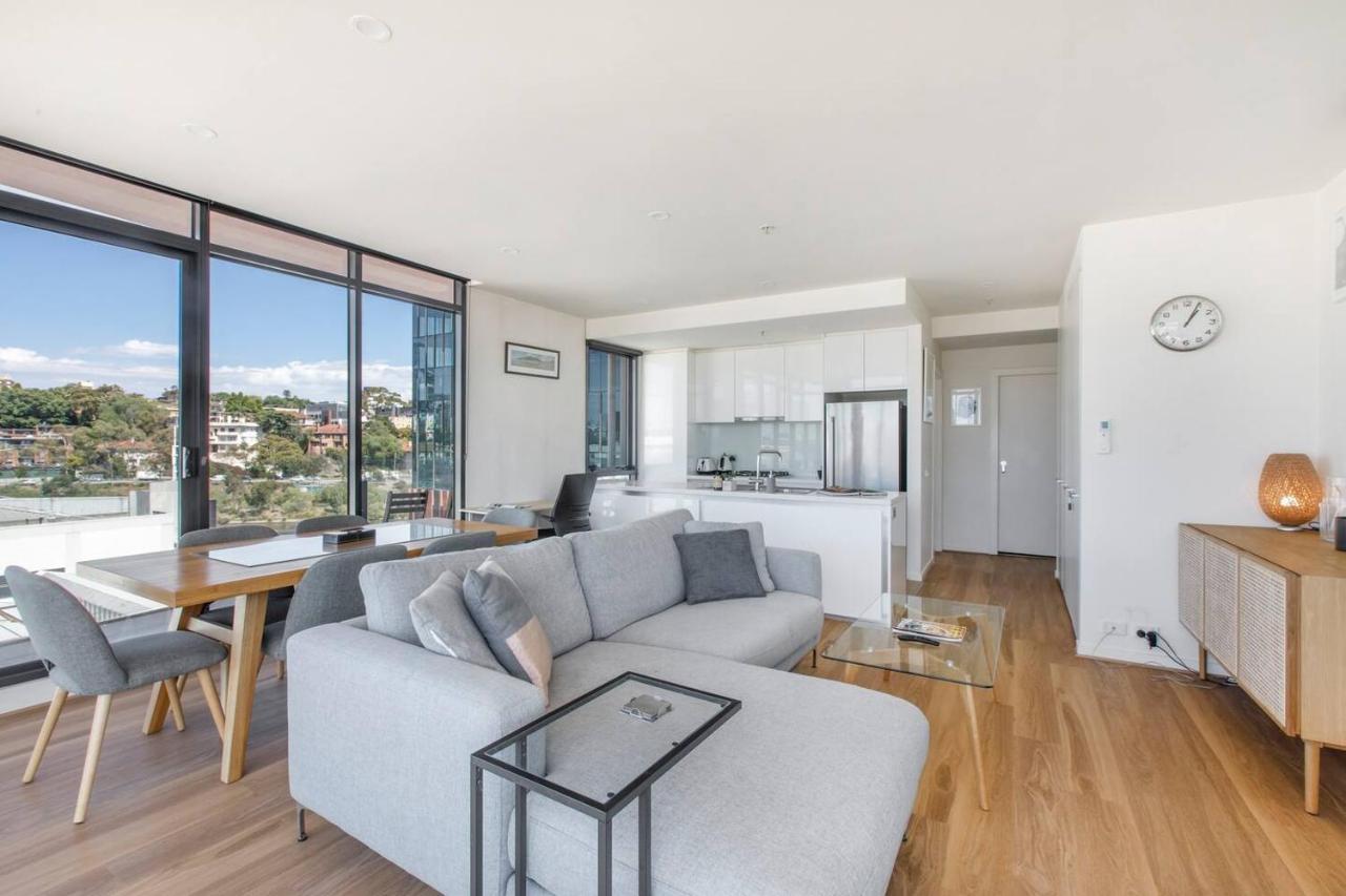 Aloft At Era With Sweeping Balcony Views Apartment *