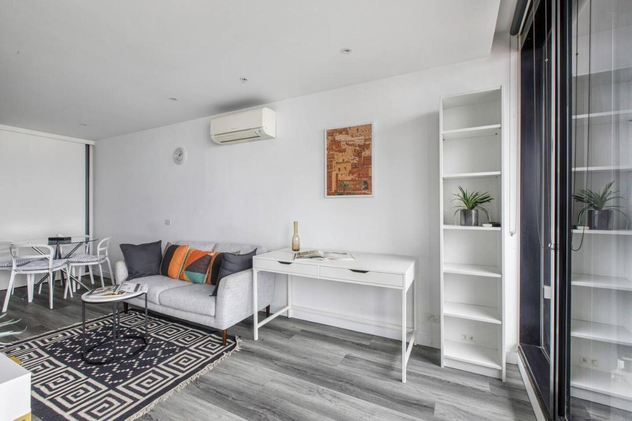 Aura Off Flinders Lane - A Centre Balcony Abode Apartment