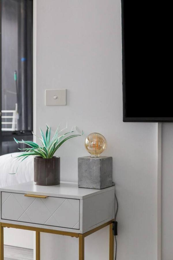 Aura Off Flinders Lane - A Centre Balcony Abode Apartment *