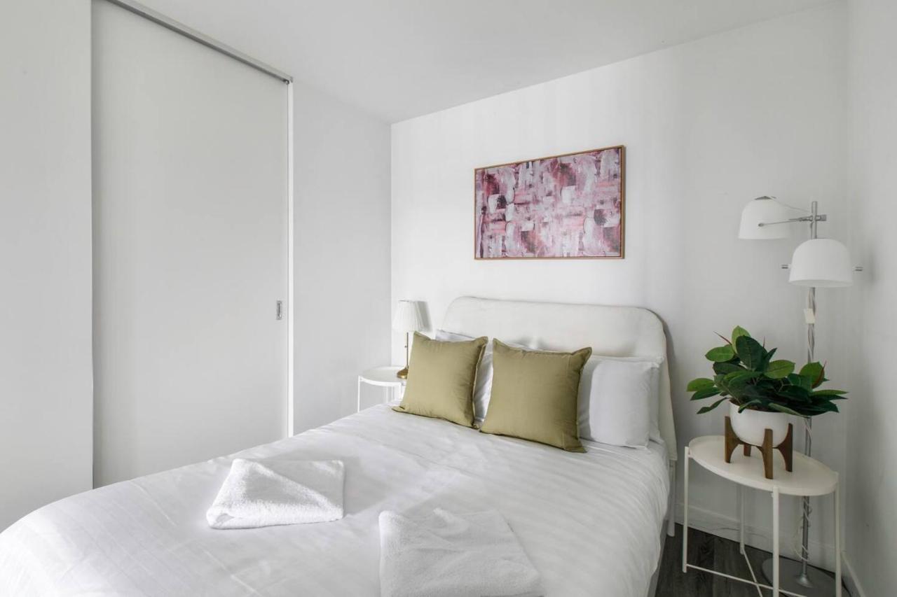 Aura Off Flinders Lane - A Centre Balcony Abode Apartment *