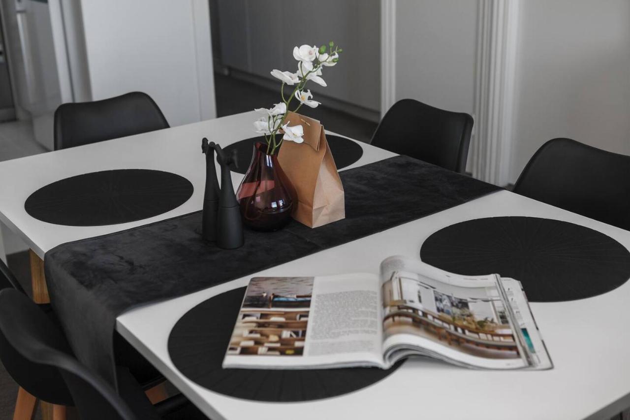 Grand Luxury In The Cbd Along The Yarra River Apartment