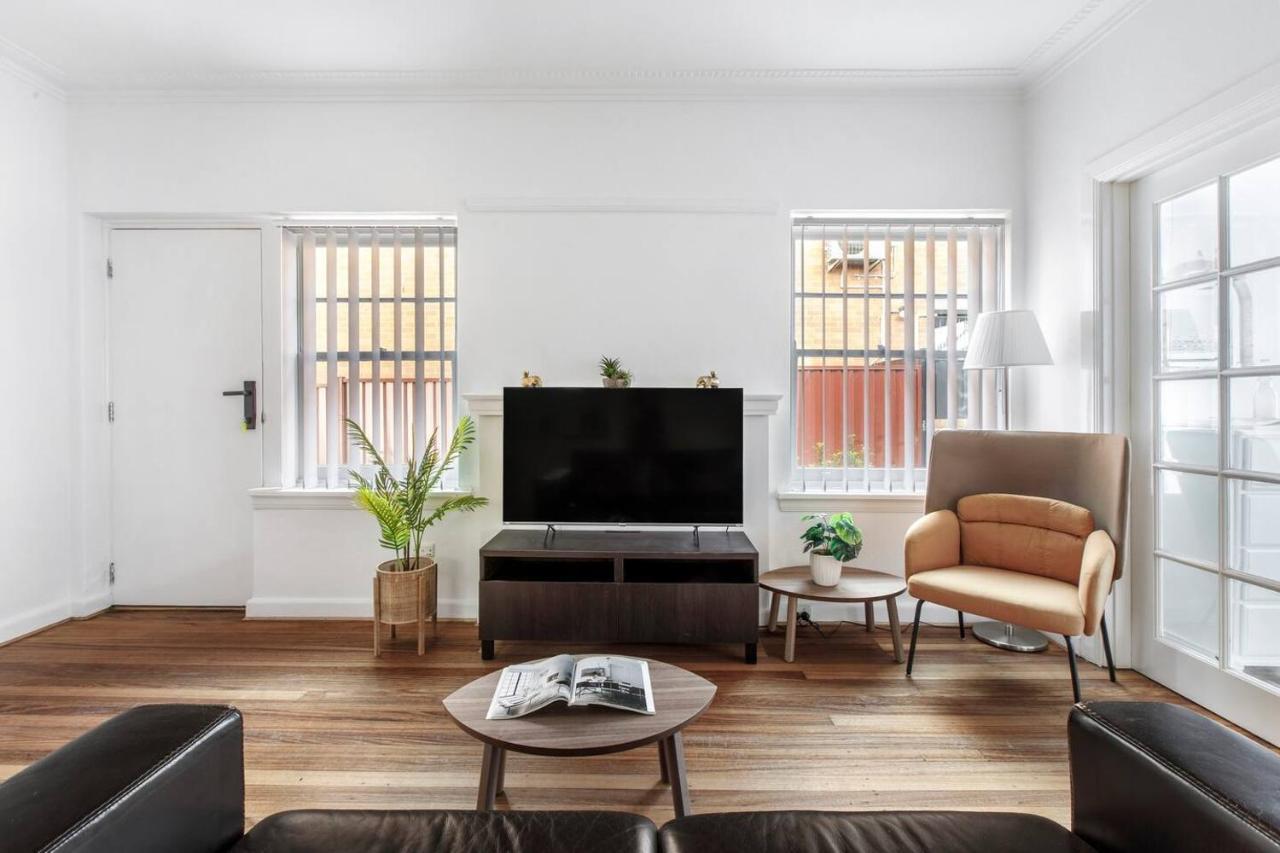 Art Deco Modern Within Elwood's Inner-city Scene Apartment Melbourne