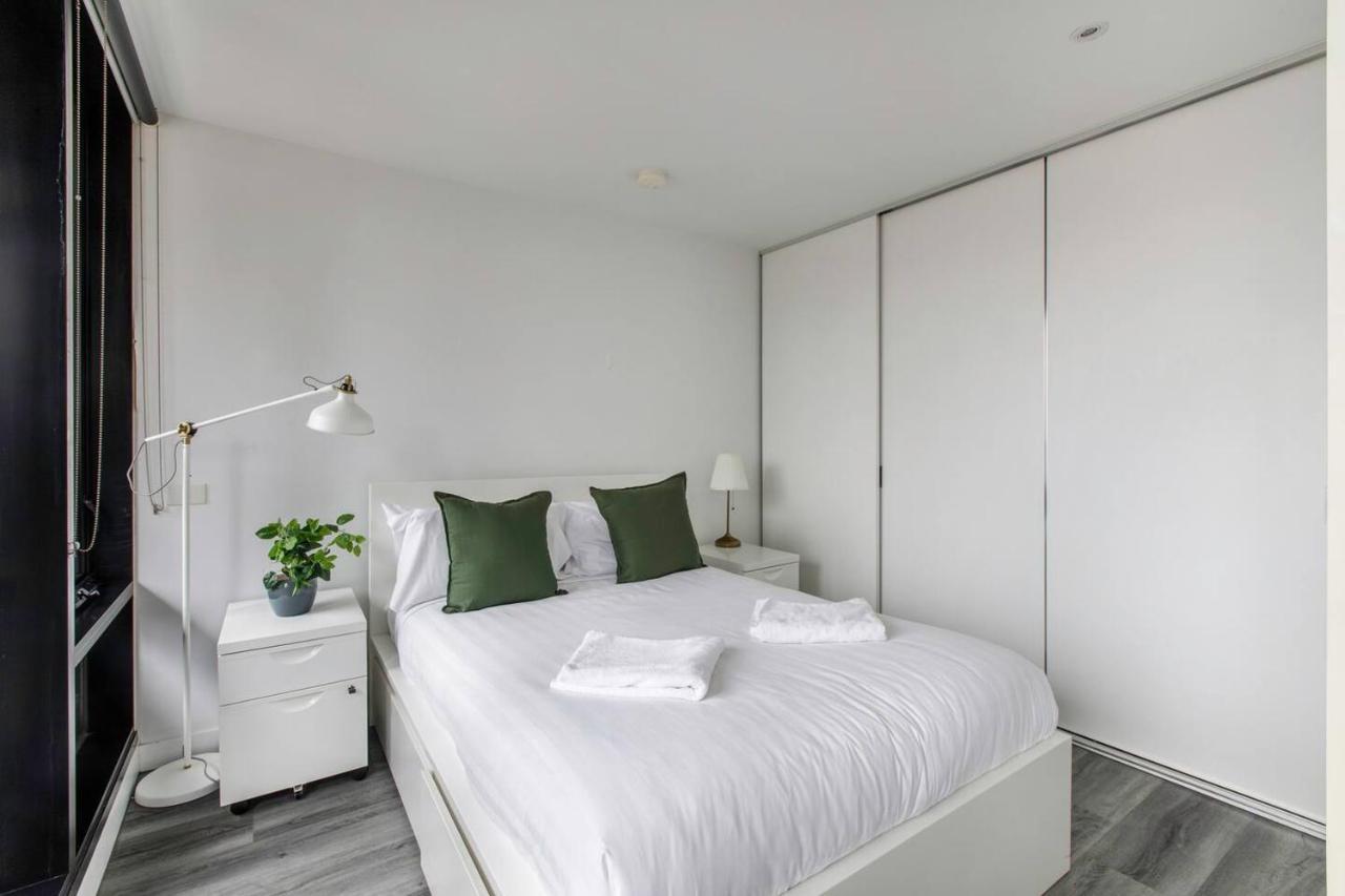 Aura Off Flinders Lane - A Centre Balcony Abode Melbourne