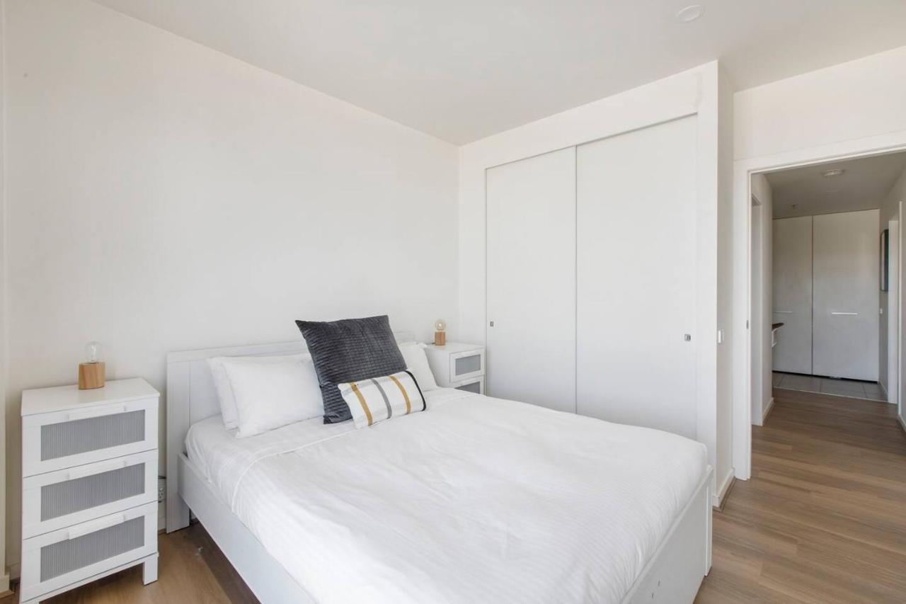 Apartment Aloft At Era With Sweeping Balcony Views *