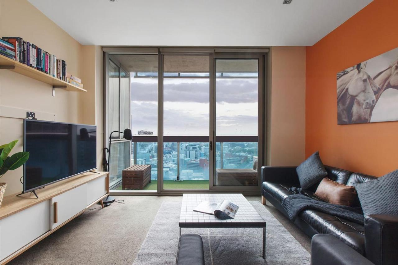 Modern Escape With Balcony & Sweeping Views Apartment *