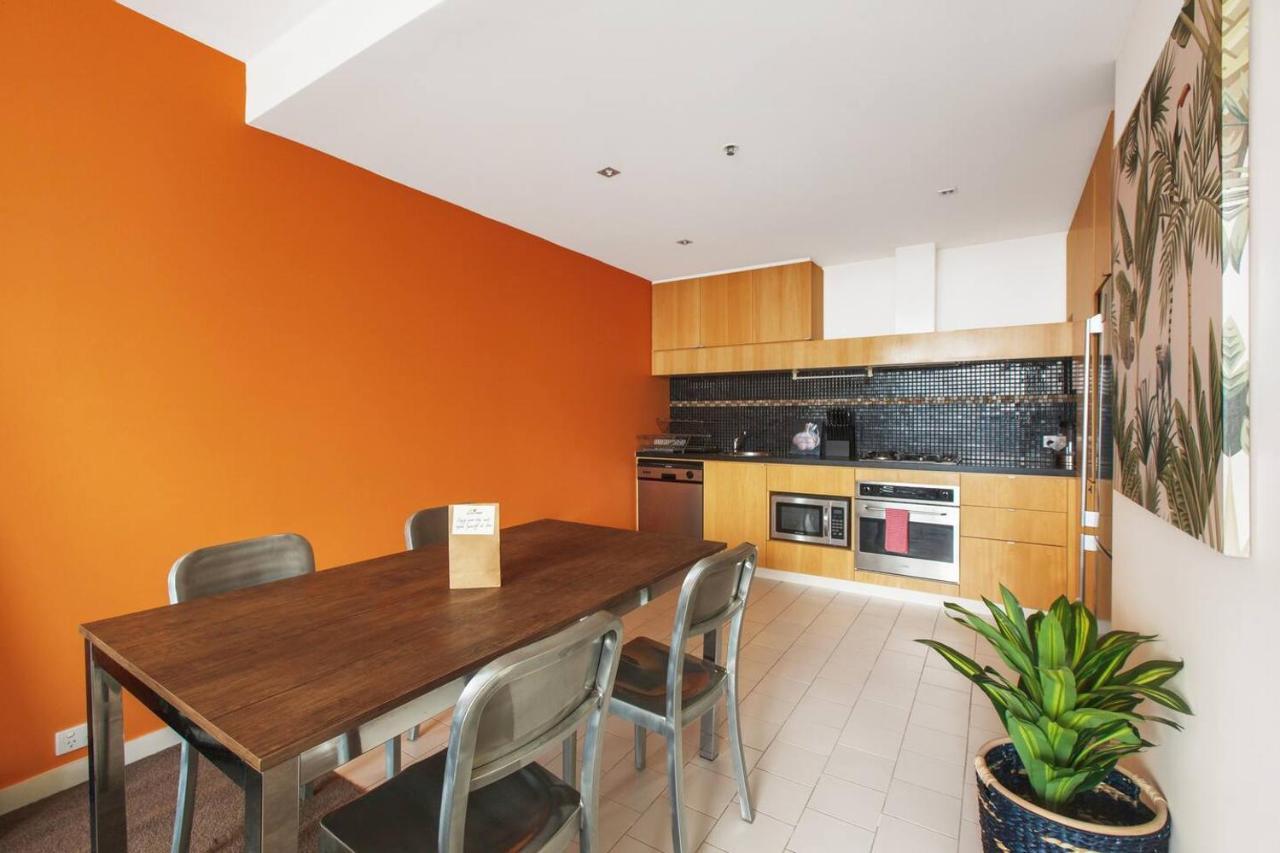 Modern Escape With Balcony & Sweeping Views * Melbourne
