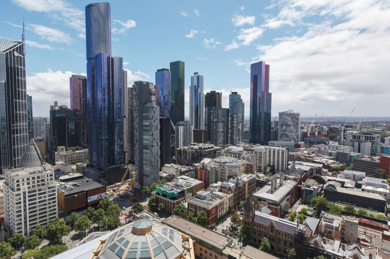 Modern Escape With Balcony & Sweeping Views * Melbourne
