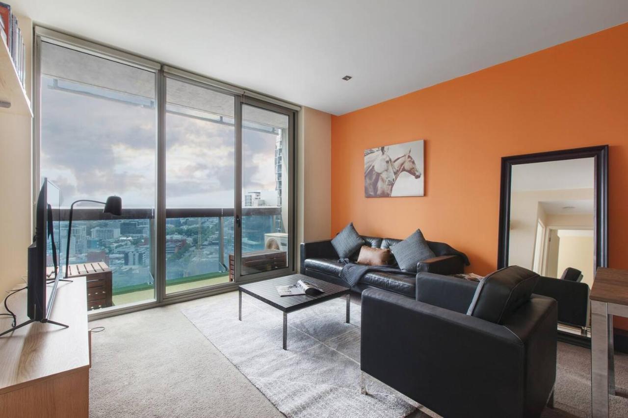 Modern Escape With Balcony & Sweeping Views Apartment Melbourne