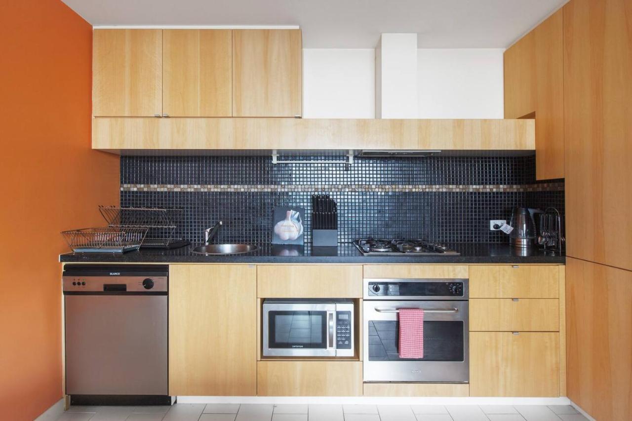 Apartment Modern Escape With Balcony & Sweeping Views *