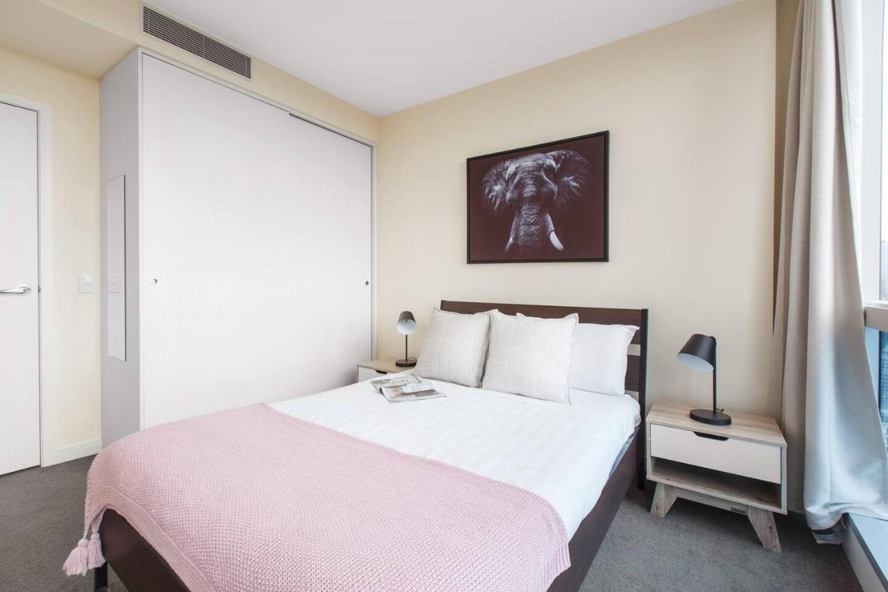 Modern Escape With Balcony & Sweeping Views Apartment *