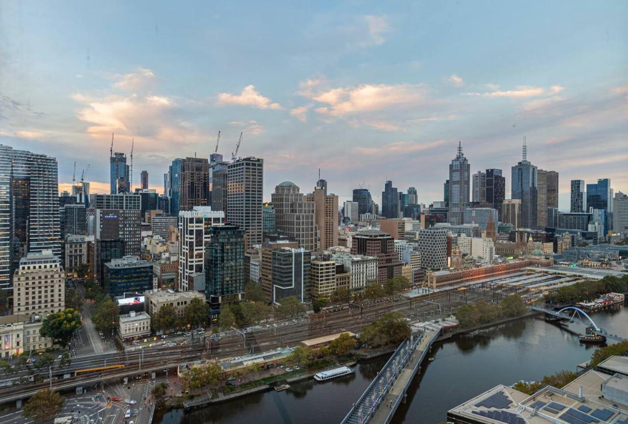 Spectacular Panoramic Views In Sky-high Luxe Apartment