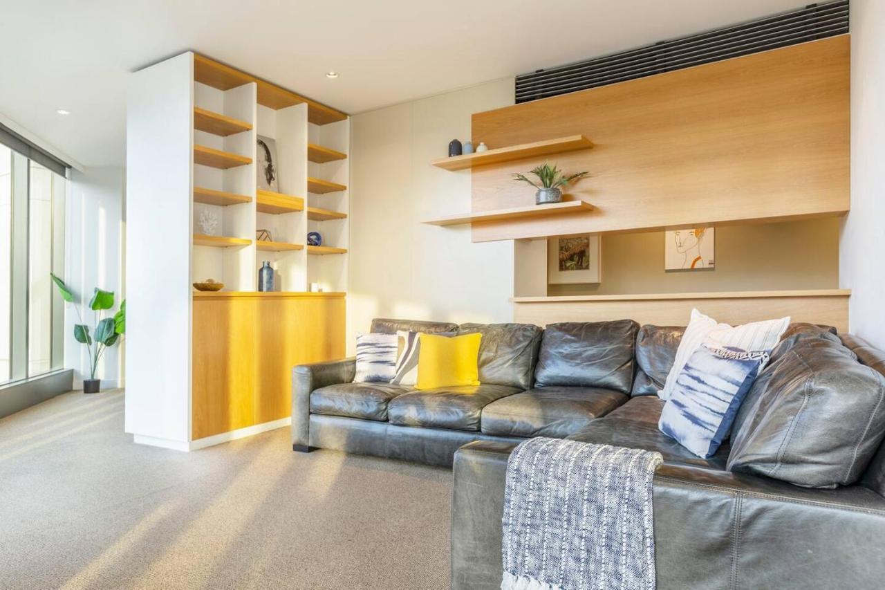 Spectacular Panoramic Views In Sky-high Luxe Apartment