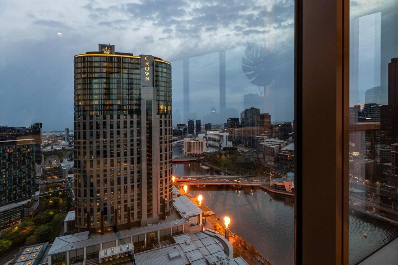 Spectacular Panoramic Views In Sky-high Luxe Apartment
