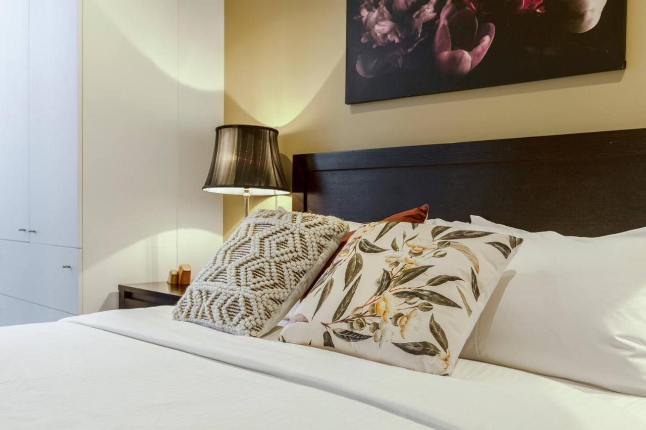 Apartment Spectacular Panoramic Views In Sky-high Luxe Melbourne