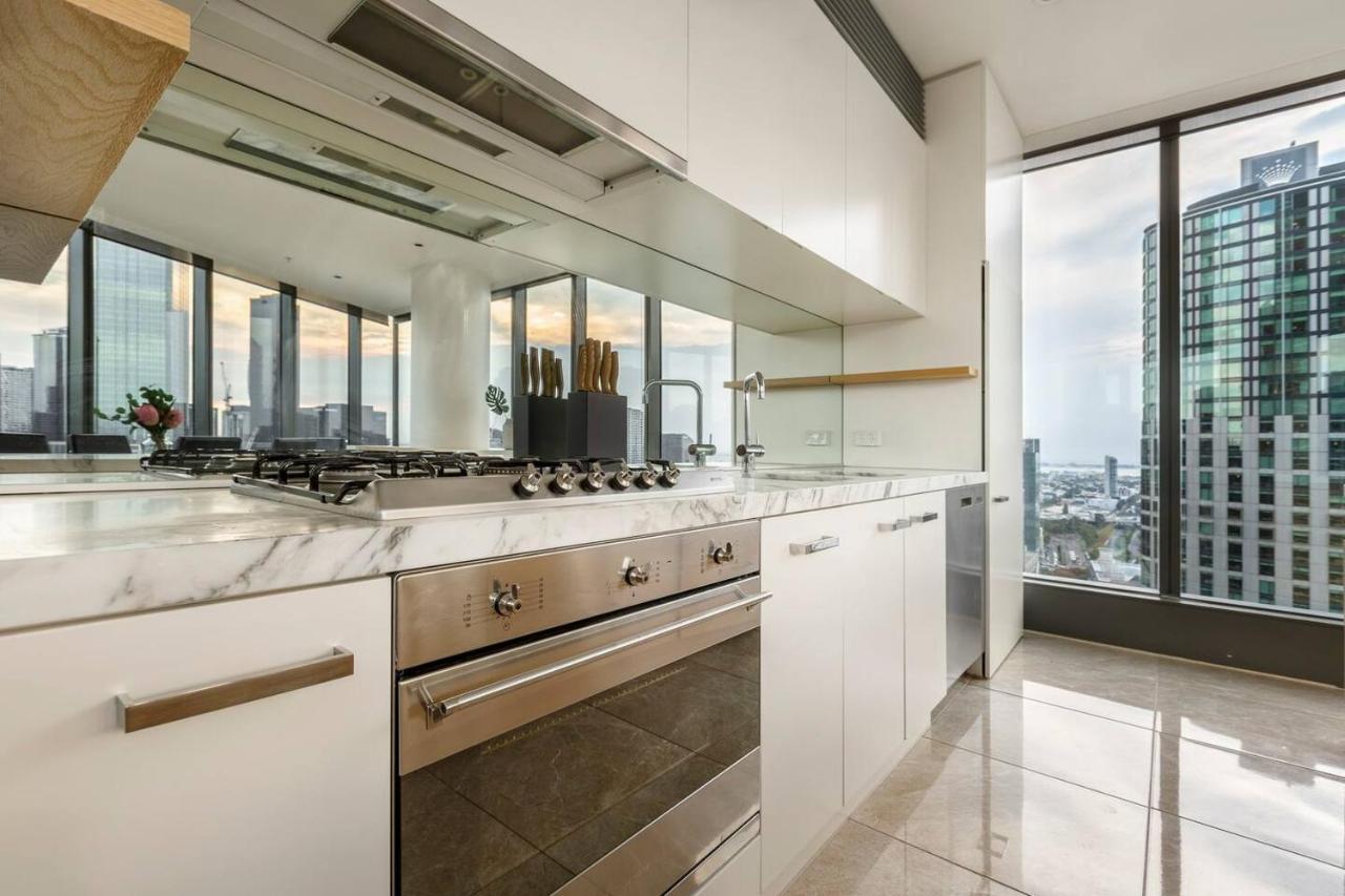 Spectacular Panoramic Views In Sky-high Luxe Apartment