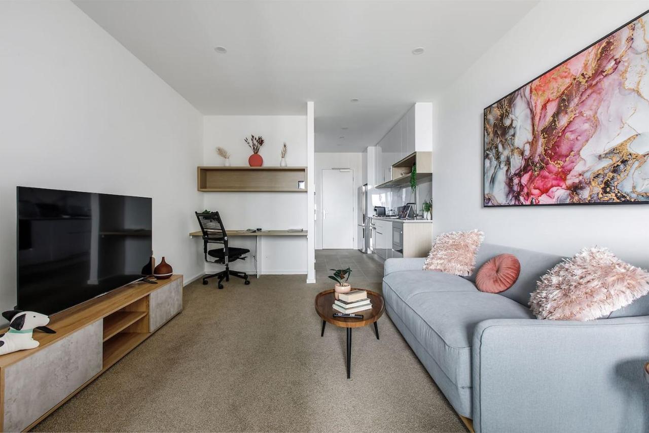 'rose-tinted Charm' Experience Resort-style Living *