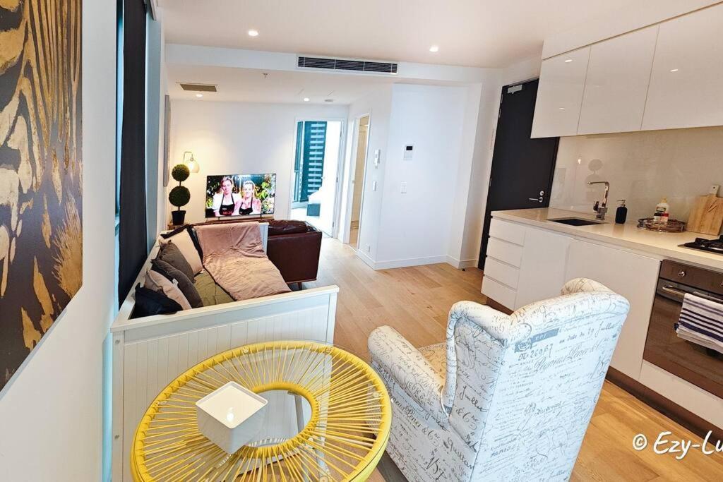 Southbank 23f 1br 4guest Skyline Pool & Gym Apartment Melbourne