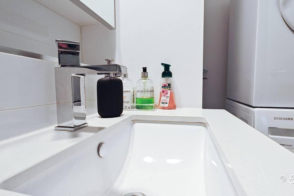 Southbank 23f 1br 4guest Skyline Pool & Gym * Melbourne