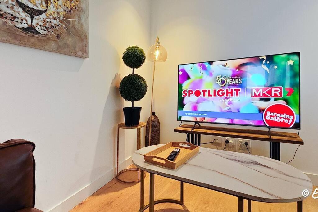 Southbank 23f 1br 4guest Skyline Pool & Gym Apartment Melbourne